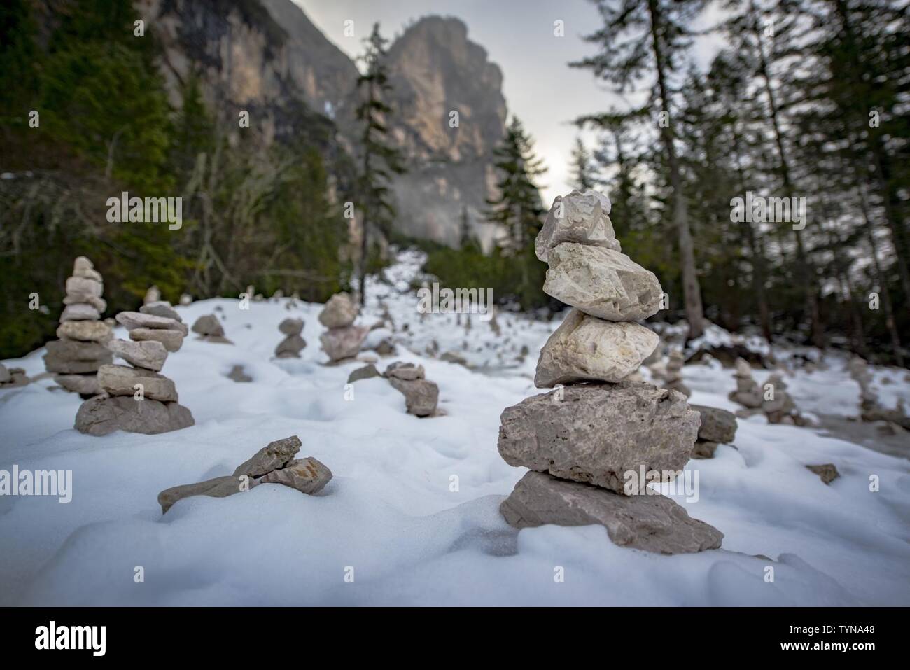 Bevor ich auf den Aufstieg auf den Seekofel Peak begonnen, ich habe meine eigenen Cairns. Cairns sind für eine Vielzahl von Zwecken, die zurück bis in prähistorische Zeiten Datum verwendet. Viele Wanderer schaffen Sie entlang der Wege mit schlechter Sicht oder schlecht positionierte trail Marker. Ich mochte sie es als Glück zu denken bevor ich diesem Schnee gewandert - Trail in den Nebel bedeckt. Stockfoto