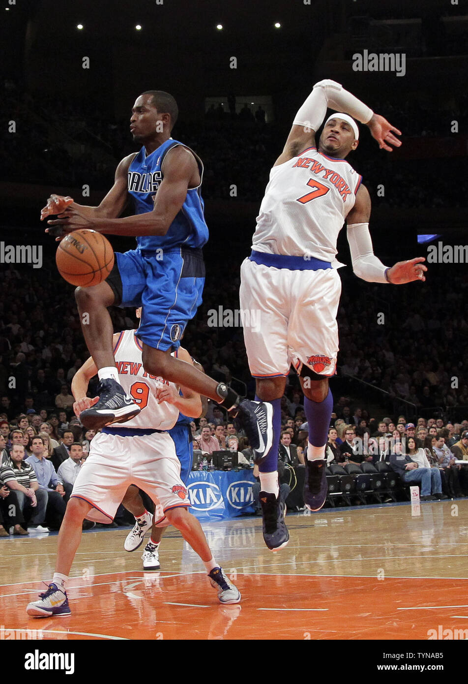 Dallas Mavericks Rodrigue Beaubois hat den Ball aus den Händen von New York Knicks Carmelo Anthony im zweiten Quartal schlug im Madison Square Garden in New York City am 9. November 2012. UPI/John angelillo Stockfoto