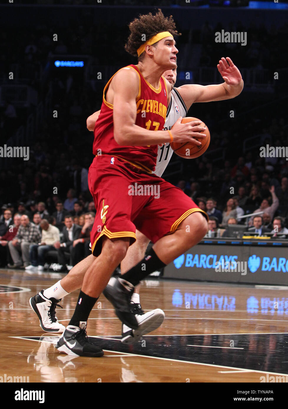 Cleveland Kavaliere center Anderson Varejao (17) Laufwerke an den Korb gegen Brooklyn Nets Zentrum Brook Lopez (11) an der Barclays Center in New York City am 13. November 2012. UPI/Nicole Süße Stockfoto