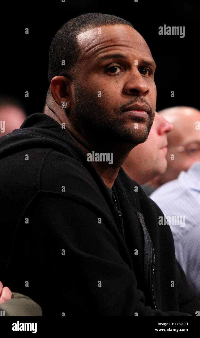 Yankees pitcher CC Sabathia besucht die Brooklyn Netze gegen Cleveland Kavaliere am Barclays Center in New York City am 13. November 2012. UPI/Nicole Süße Stockfoto