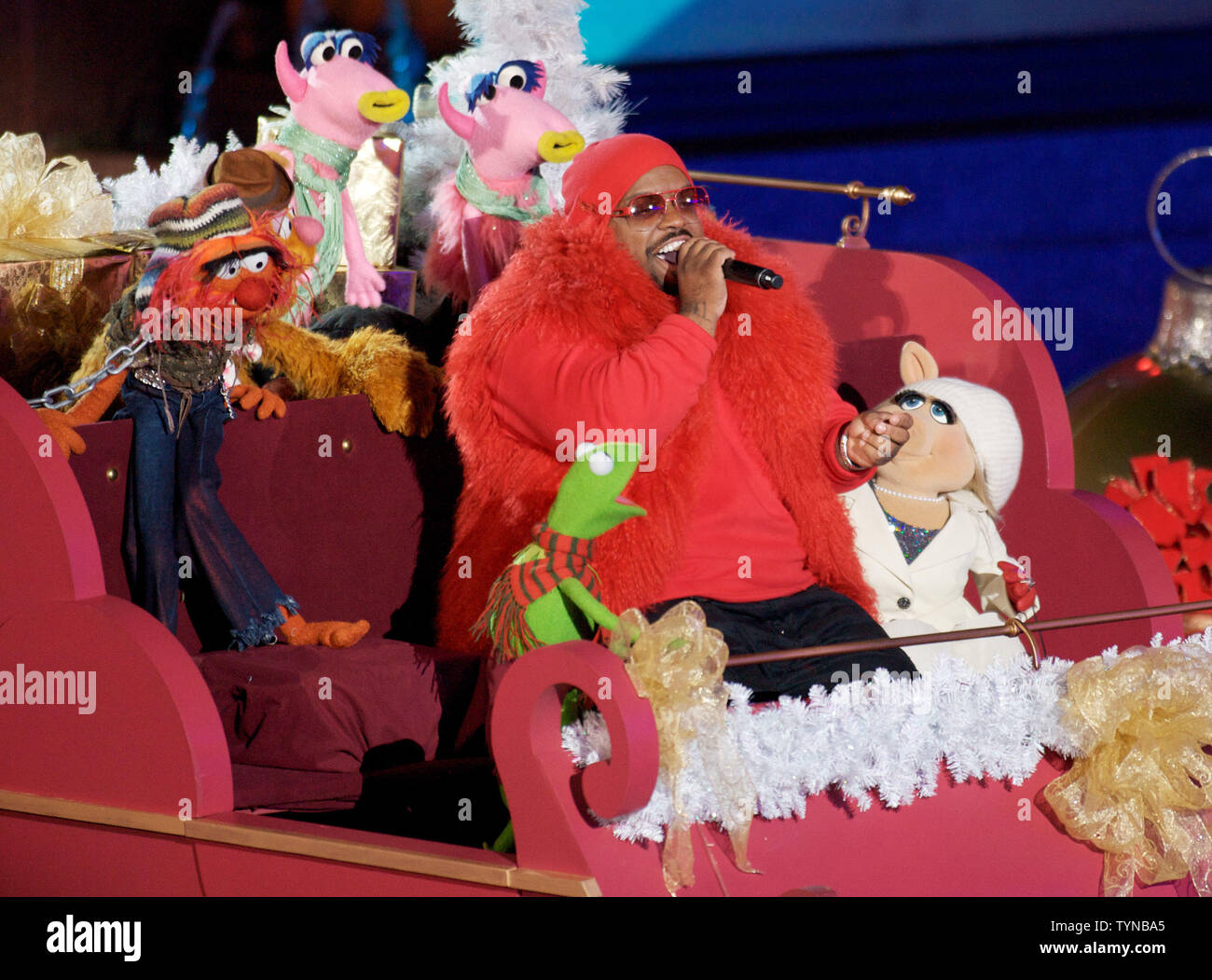 CeeLo Grün führt mit den Muppets während des 80. jährlichen Rockefeller Center Christmas Tree Lighting Zeremonie am 28. November 2012 in New York City. UPI/Monika Graff Stockfoto