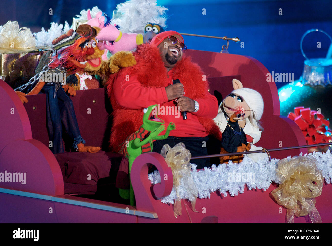 CeeLo Grün führt mit den Muppets während des 80. jährlichen Rockefeller Center Christmas Tree Lighting Zeremonie am 28. November 2012 in New York City. UPI/Monika Graff Stockfoto
