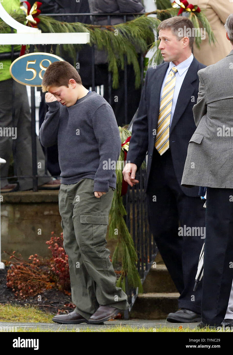 Ein Junge reagiert in Trauer vor dem Begräbnis für sechs-jährigen Jack Pinto an der Honan Begräbnis- Haus in der Nähe von Sandy Hook Volksschule in Newtown, Connecticut nach einem Shooting vor drei Tagen, 26 Tote, darunter 20 Kinder am 17. Dezember 2012. Ein bewaffneter Bandit eröffneten das Feuer innerhalb von Sandy Hook Volksschule frühen Freitag Morgen. Der Schütze der 20-jährige Adam Lanza tötete sich nach dem Amoklauf in der Schule. UPI/John angelillo Stockfoto