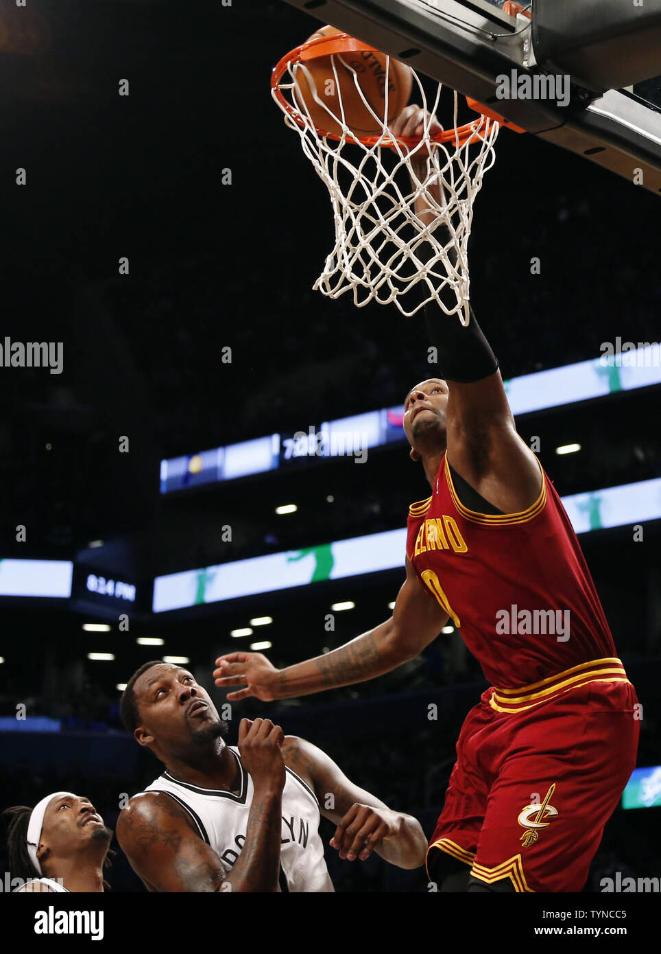 Brooklyn Nets Andray Blatche Uhren Cleveland Kavaliere C J Meilen Dunk Den Basketball In Der Ersten Halfte Beim Barclays Center In New York City Am 29 Dezember 2012 Upi John Angelillo Stockfotografie Alamy