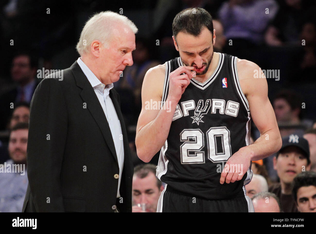 San Antonio Spurs Cheftrainer Gregg Popovich steht neben Manu Ginobili, der eine blutige Lippe im zweiten Quartal hat sich im Madison Square Garden in New York City am 3. Januar 2013. Die Knicks besiegt die Spurs 100 bis 83. UPI/John angelillo Stockfoto