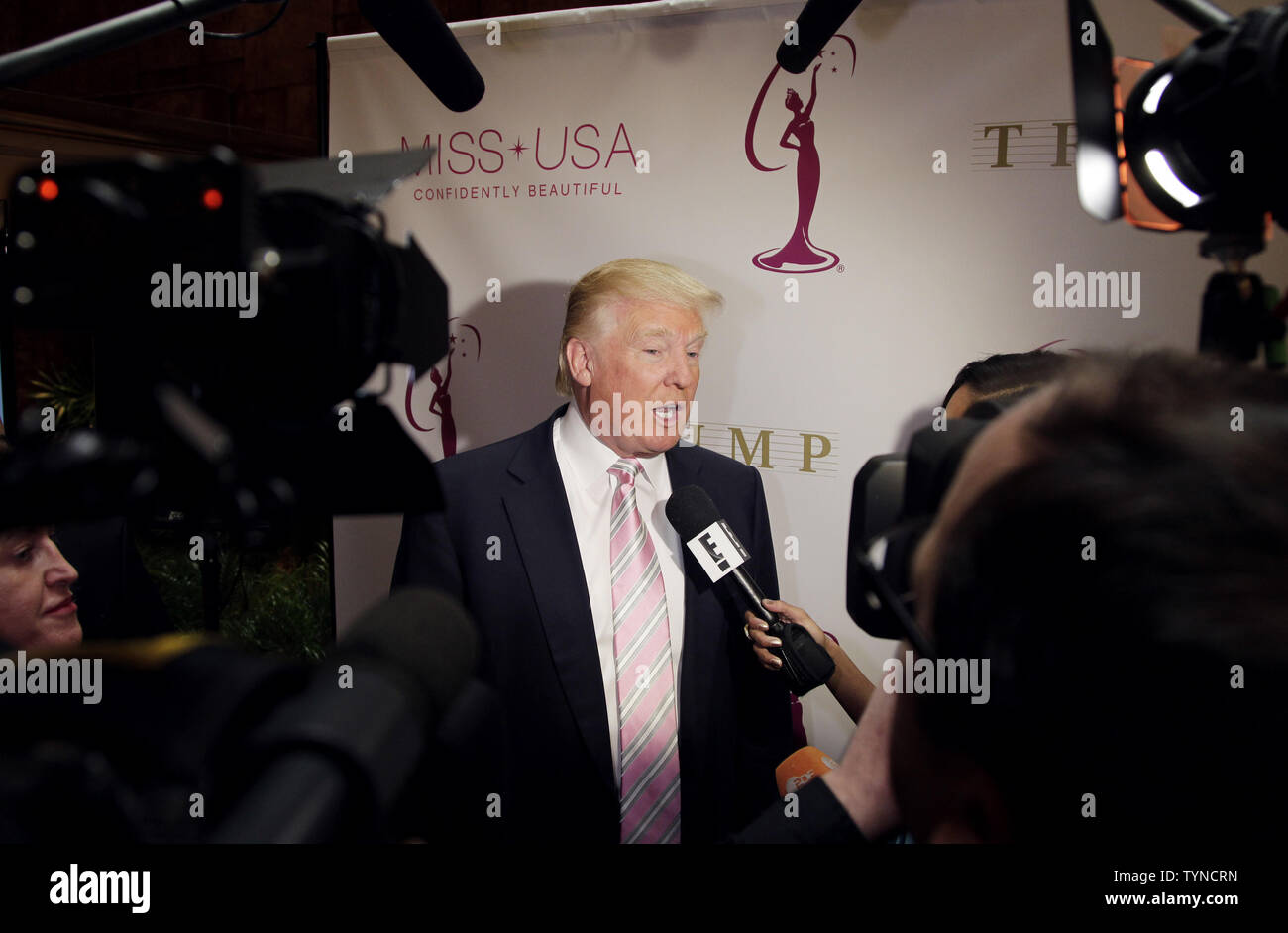 Donald Trump spricht die Presse nach der Krönung Zeremonie der neue Miss USA im Trump Tower in New York City am 9. Januar 2013. Nana Meriwether erster Zweiter in der Miss USA Pageant, übernimmt Miss USA Herrschaft nach Olivia Culpo der Miss Universe Titel 2012 gewonnen. UPI/John angelillo Stockfoto