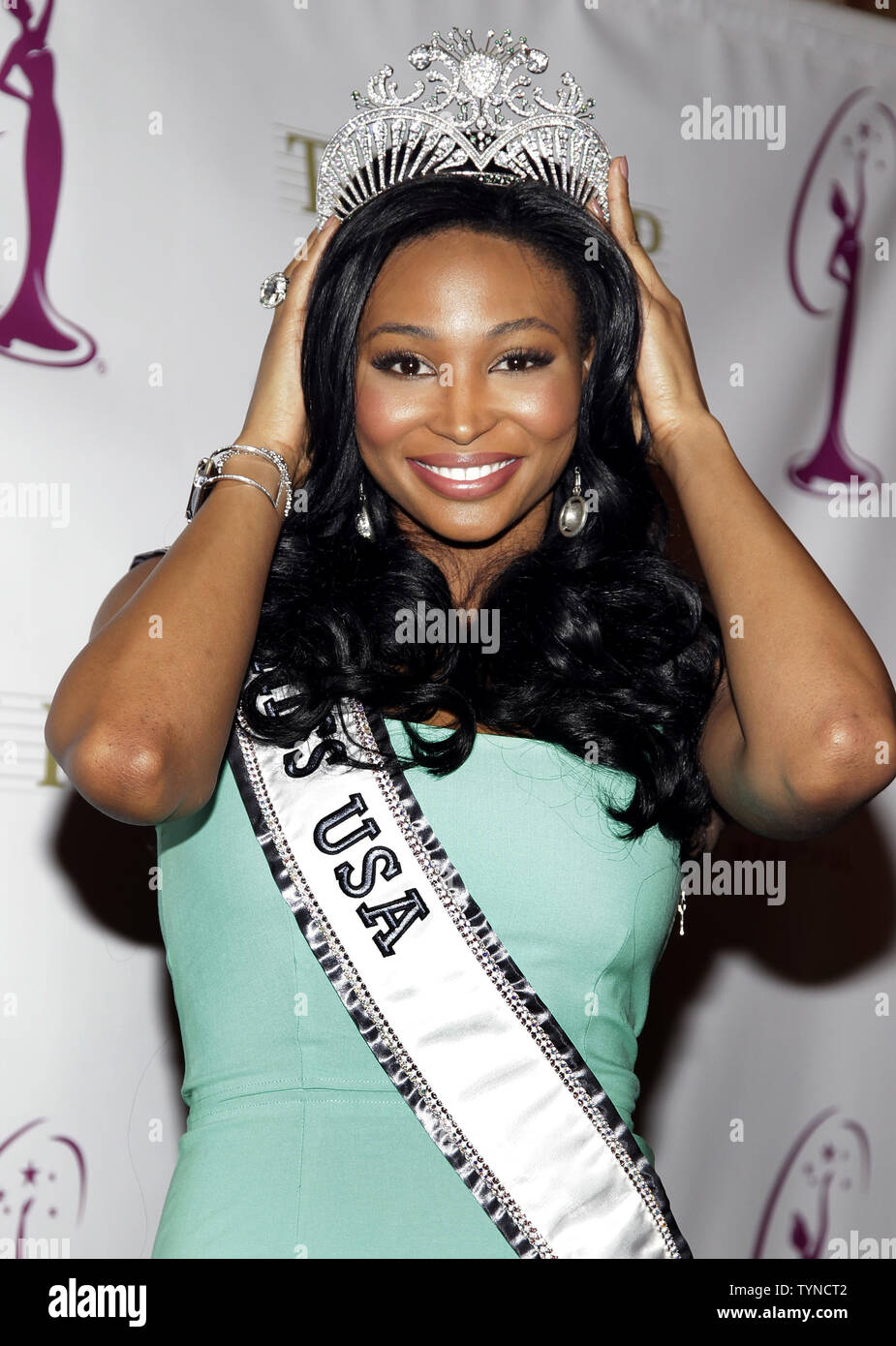 Fräulein USA Nana Meriwether auf der Bühne steht, nach der Krönung Zeremonie der neue Miss USA im Trump Tower in New York City am 9. Januar 2013. Nana Meriwether erster Zweiter in der Miss USA Pageant, übernimmt Miss USA Herrschaft nach Olivia Culpo der Miss Universe Titel 2012 gewonnen. UPI/John angelillo Stockfoto