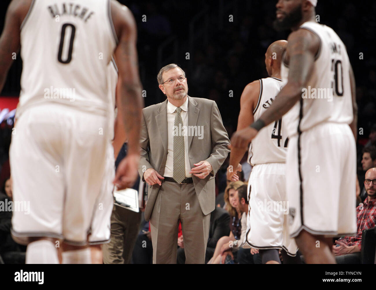 Brooklyn Nets Haupttrainer P.J. Carlesimo wartet mit seinem Team bei einem time out ist in der ersten Hälfte gegen die Toronto Raptors in der Barclays Center in New York City gerufen, am 15. Januar 2013 zu sprechen. UPI/John angelillo Stockfoto