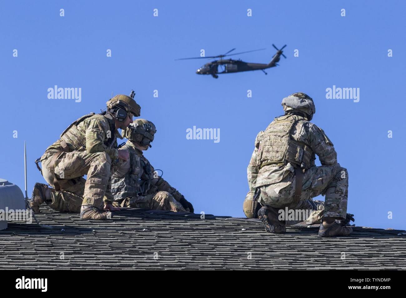 Ein UH-60 Black Hawk mit der 1-150 th Assault Helicopter Bataillon, New Jersey Army National Guard, umkreist über Tactical Air Control Party Flieger mit den 227 Air Support Operations Squadron, New Jersey Air National Guard, die während der Übung 'ICH' an Island Beach State Park, Park am Meer, N.J, November 18, 2016 Bin. 'Ich bin bereit' ist eine Luftfahrt zentrisch, gemeinsame Übung zwischen der New Jersey Armee und Air National Guard und New Jersey State Police zu gegenseitiger Hilfe und Antwort Bemühungen für Homeland Security und inländischen Vorgängen, New Jersey National Guard Rotary wi validieren Stockfoto