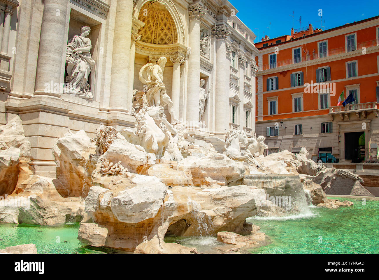 Der Trevi Brunnen ist ein Brunnen in der Trevi Viertel in Rom, Italien. Es gibt Steinstatuen und dem klaren, blauen Wasser. Es ist sonniger Tag. Stockfoto