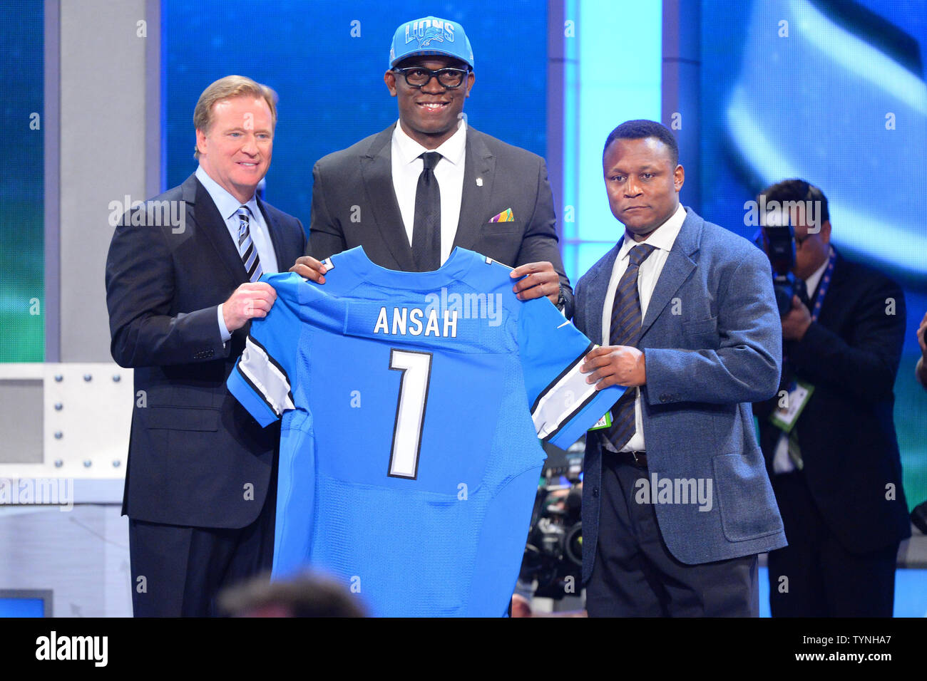 Hesekiel ansah, defensive End aus Bringham Young, hält ein Lions Jersey und steht neben NFL Beauftragter Roger Goodell und ehemaligen Löwen rinningback Barry Sanders nach der Detroit Lions wählen Sie Ihn als den #6 Pick im 2013 NFL Draft in der Radio City Music Hall in New York City am 25. April 2013. UPI/Rich Kane Stockfoto