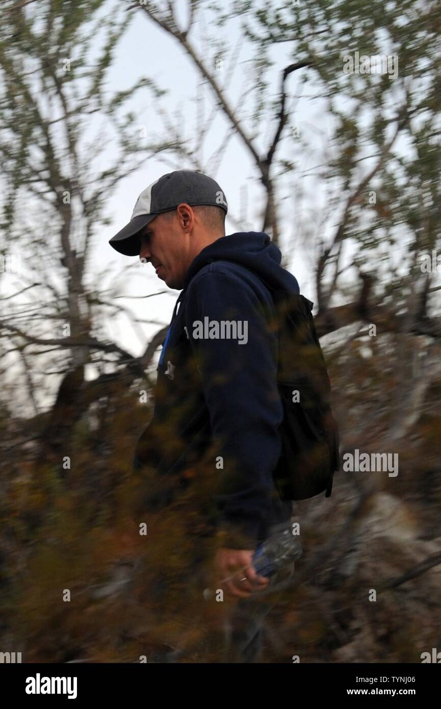 Senior Master Sgt. Mark James, 56 Instandhaltungsgruppe Wartungsarbeiten Flight Training Betriebsleiter, steigt die Verrado Trailhead Berg November 18, 2016 im White Tank Berge, Ariz. Stockfoto