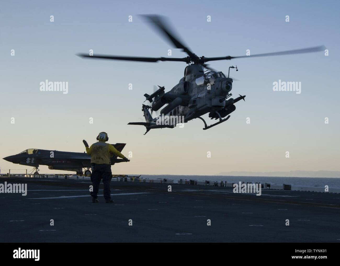 Pazifik (Nov. 17, 2016) Eine AH-1Z Viper Kampfhubschrauber zugeordnet Marine Funktionsprüfung und Evaluation Squadron 1 (VMX-1) zieht aus dem Flugdeck der Amphibisches Schiff USS America (LHA 6) als Teil der Luft Flügel einschließlich F-35B Blitz II Flugzeuge. Die F-35B Kurze Start-/vertikale Landung (STOVL) Variante ist das weltweit erste Supersonic STOVL Stealth Flugzeuge. Nordamerika, mit VMX-1, Marine Fighter Attack Squadron 211 (VMFA-211) und die Prüfung und Bewertung von Squadron 23 (VX-23) begonnen, im Gange sind die Durchführung von Funktionsprüfungen und die dritte Phase der entwicklungspolitischen testin Stockfoto