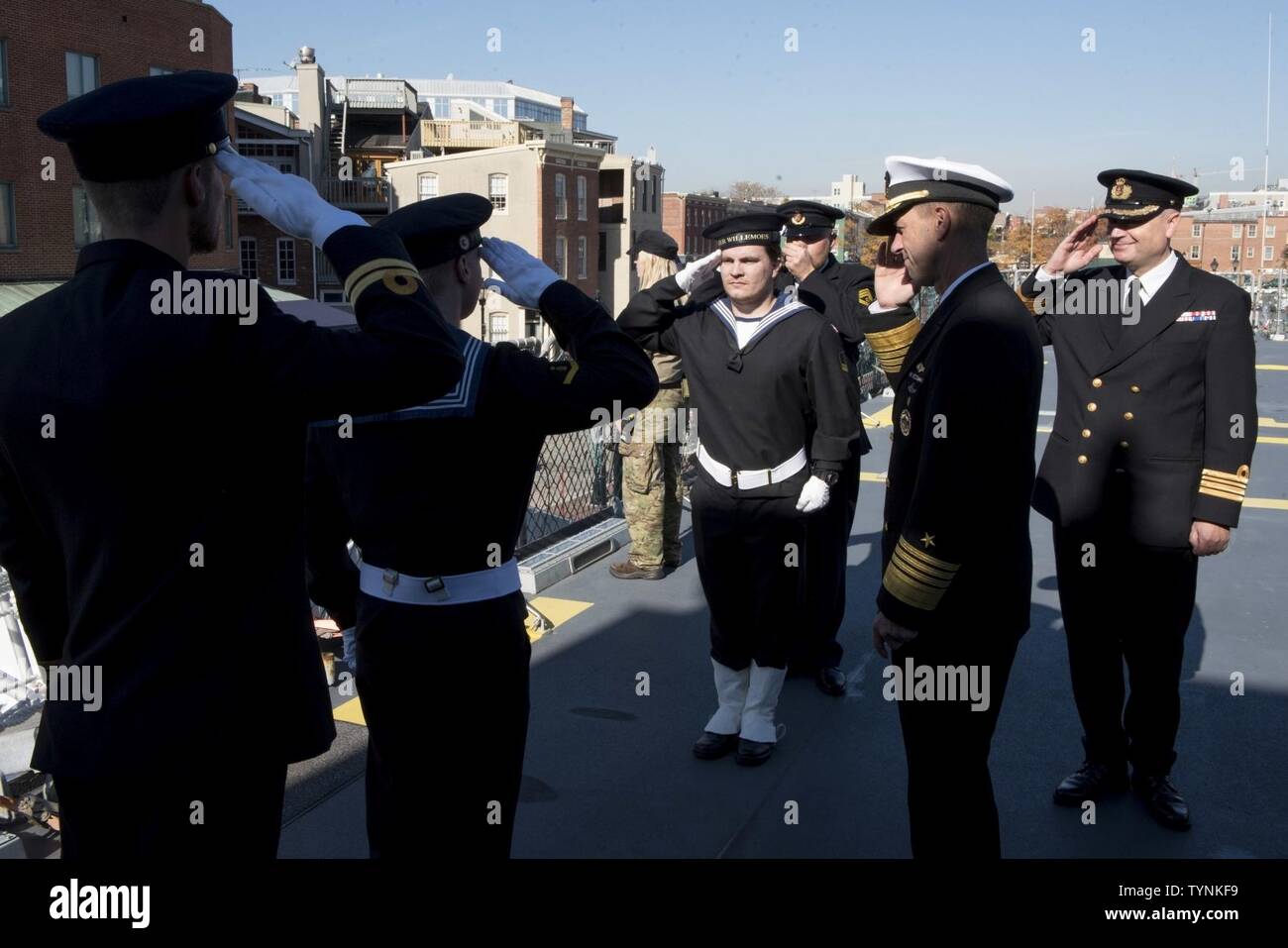 BALTIMORE (Nov. 18, 2016) Chef der Naval Operations (CNO) Adm. John Richardson besucht HDMS Peter Willemoes (F 362) der Royal Danish Navy und traf mit seinem dänischen Amtskollegen hinten Adm. Frank Trojahn, Leiter des militärischen Personals. Richardson überprüft Möglichkeiten des neuen Fregatte und diskutiert Möglichkeiten für eine engere Zusammenarbeit und Partnerschaften. Stockfoto