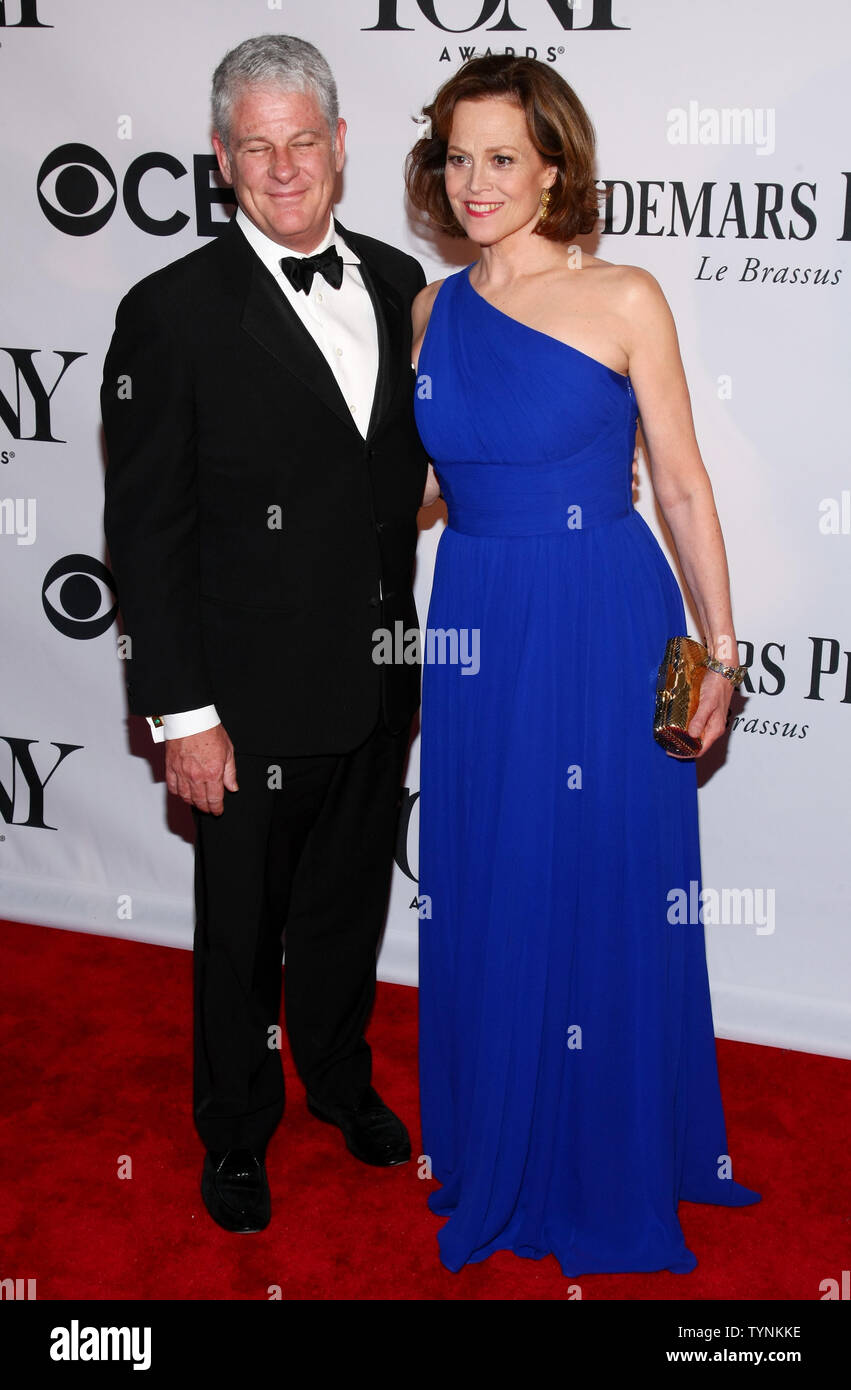 Sigourney Weaver und Jim Simpson ankommen auf dem roten Teppich auf der 67. jährlichen Tony Awards in der Radio City Music Hall am Juni 9, 2013 in New York City. UPI/Monika Graff Stockfoto