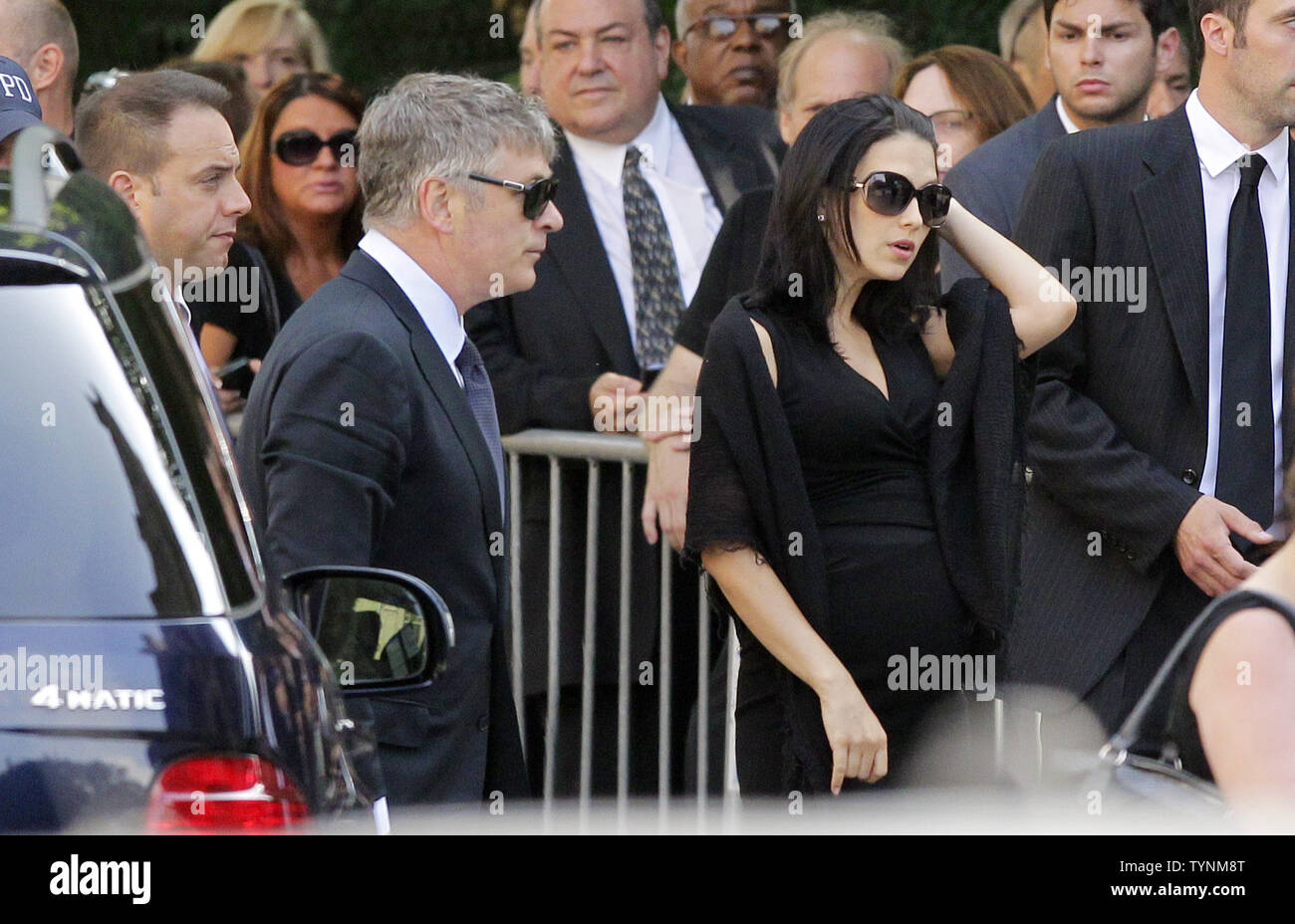 Alec Baldwin und Frau Hilaria Thomas kommen an das Begräbnis für Schauspieler James Gandolfini in der Kathedrale von Saint John die Devine in New York City am 27. Juni 2013. Gandolfini stieg auf Ruhm als Gangsterboss Tony Soprano an der HBO-Serie "Die Sopranos". UPI/John angelillo Stockfoto