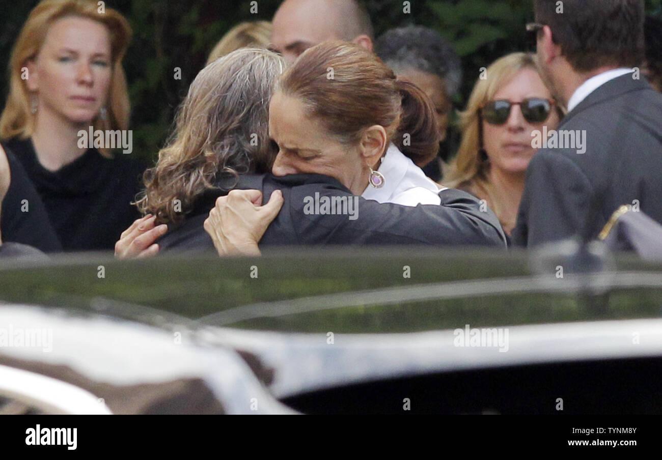 Trauernde kommen an das Begräbnis für Schauspieler James Gandolfini in der Kathedrale von Saint John die Devine in New York City am 27. Juni 2013. Gandolfini stieg auf Ruhm als Gangsterboss Tony Soprano an der HBO-Serie "Die Sopranos". UPI/John angelillo Stockfoto