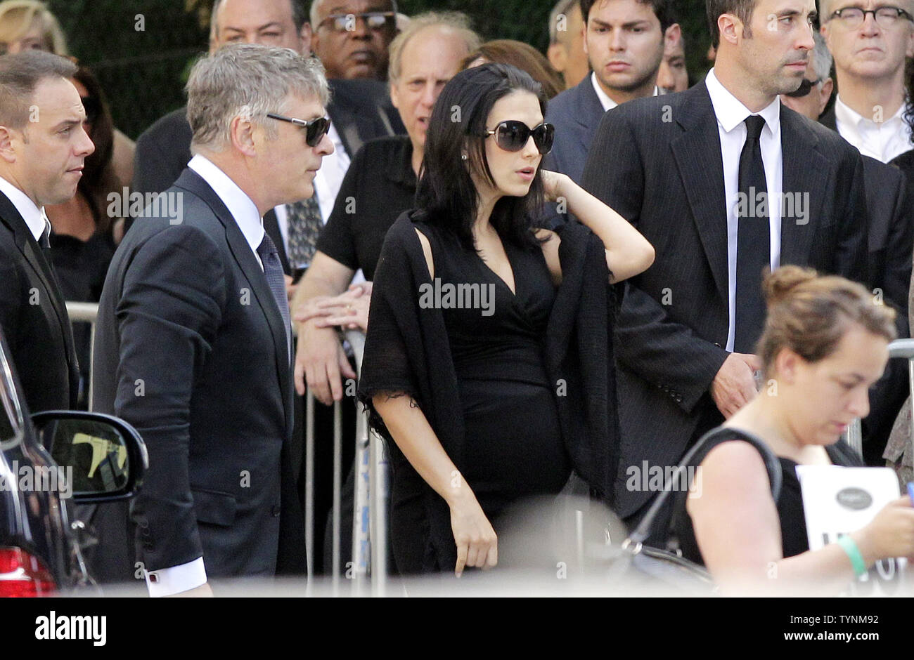 Alec Baldwin und Frau Hilaria Thomas kommen an das Begräbnis für Schauspieler James Gandolfini in der Kathedrale von Saint John die Devine in New York City am 27. Juni 2013. Gandolfini stieg auf Ruhm als Gangsterboss Tony Soprano an der HBO-Serie "Die Sopranos". UPI/John angelillo Stockfoto