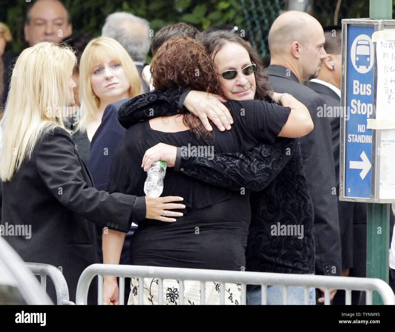 Trauernde kommen an das Begräbnis für Schauspieler James Gandolfini in der Kathedrale von Saint John die Devine in New York City am 27. Juni 2013. Gandolfini stieg auf Ruhm als Gangsterboss Tony Soprano an der HBO-Serie "Die Sopranos". UPI/John angelillo Stockfoto