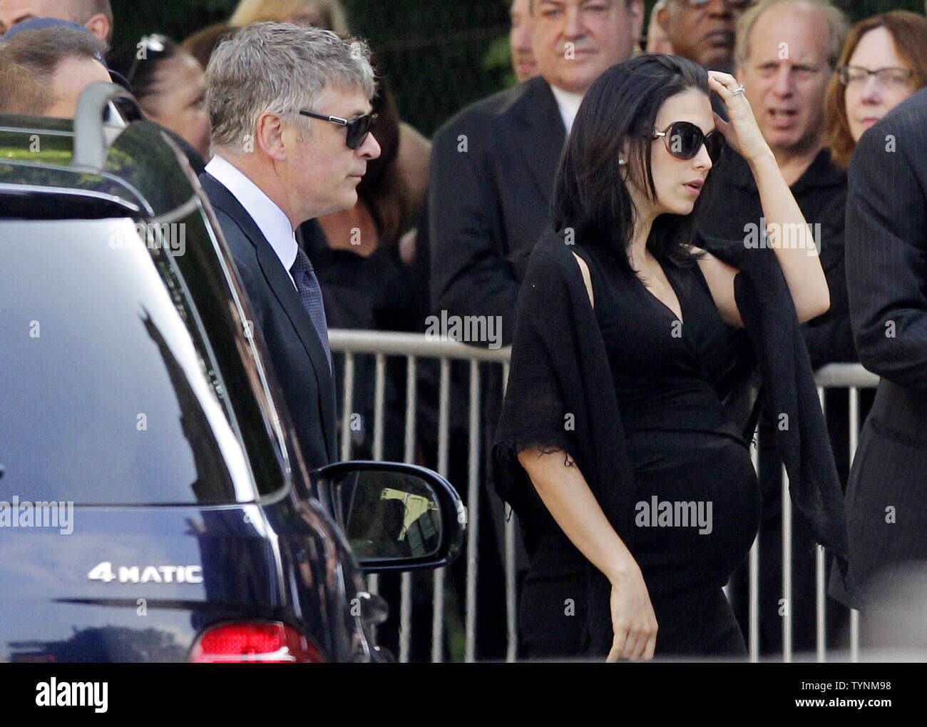 Alec Baldwin und Frau Hilaria Thomas kommen an das Begräbnis für Schauspieler James Gandolfini in der Kathedrale von Saint John die Devine in New York City am 27. Juni 2013. Gandolfini stieg auf Ruhm als Gangsterboss Tony Soprano auf der "Die Sopranos". UPI/John angelillo Stockfoto