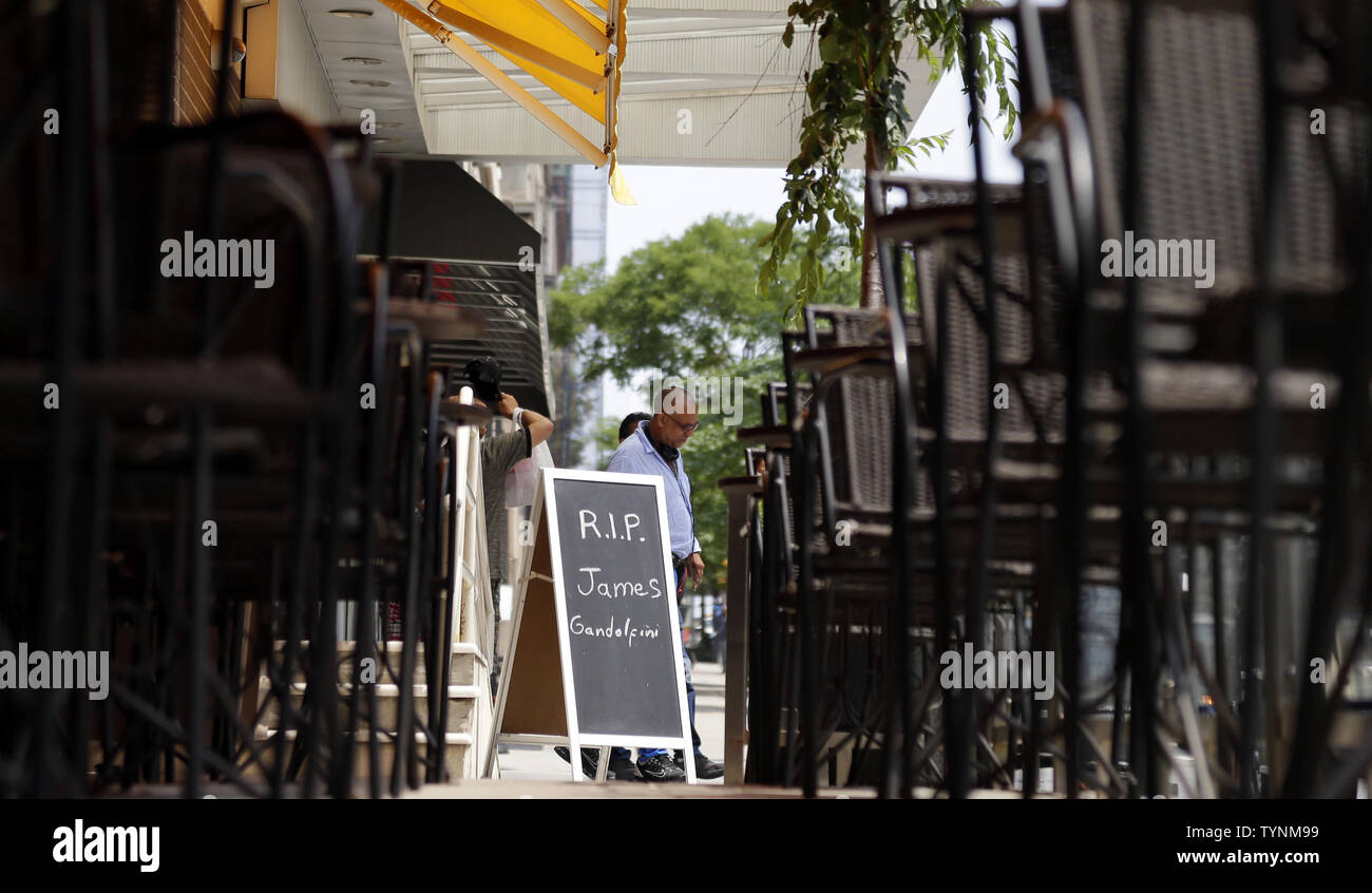 R.I.P. James Gangolfini ist auf Chalk board Menü in einem Restaurant auf der anderen Straßenseite von Schauspieler James Gandolfini die Beisetzung in der Kathedrale von Saint John die Devine in New York City am 27. Juni 2013 geschrieben. Gandolfini stieg auf Ruhm als Gangsterboss Tony Soprano an der HBO-Serie "Die Sopranos". UPI/John angelillo Stockfoto