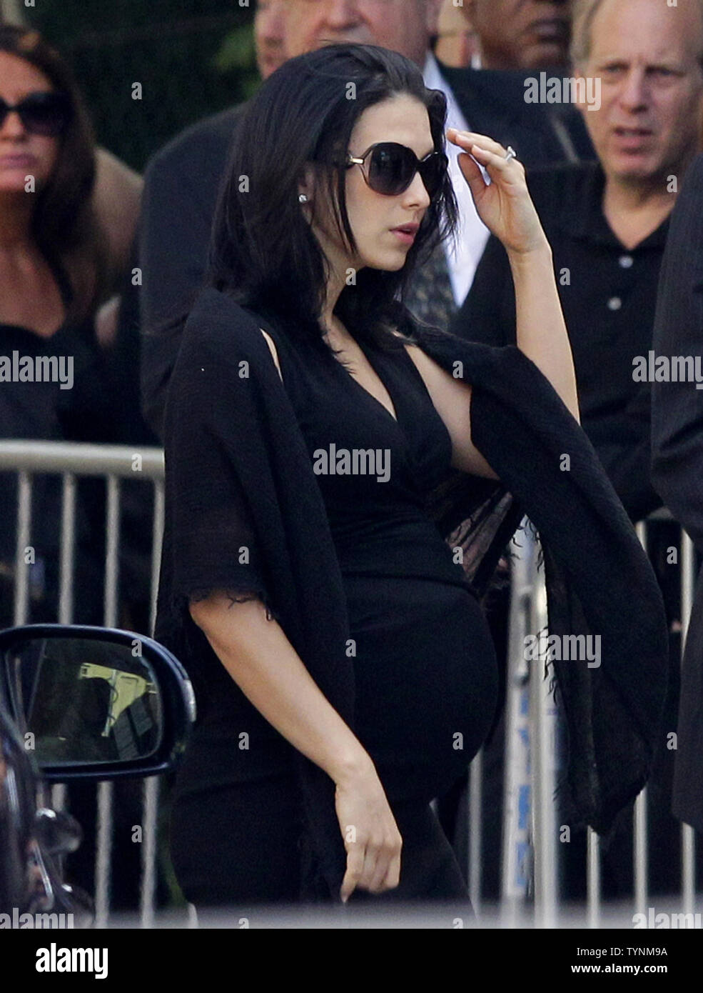 Hilaria Thomas, Ehefrau von Alec Baldwin, kommt an der Beerdigung für Schauspieler James Gandolfini in der Kathedrale von Saint John die Devine in New York City am 27. Juni 2013. Gandolfini stieg auf Ruhm als Gangsterboss Tony Soprano auf der "Die Sopranos". UPI/John angelillo Stockfoto