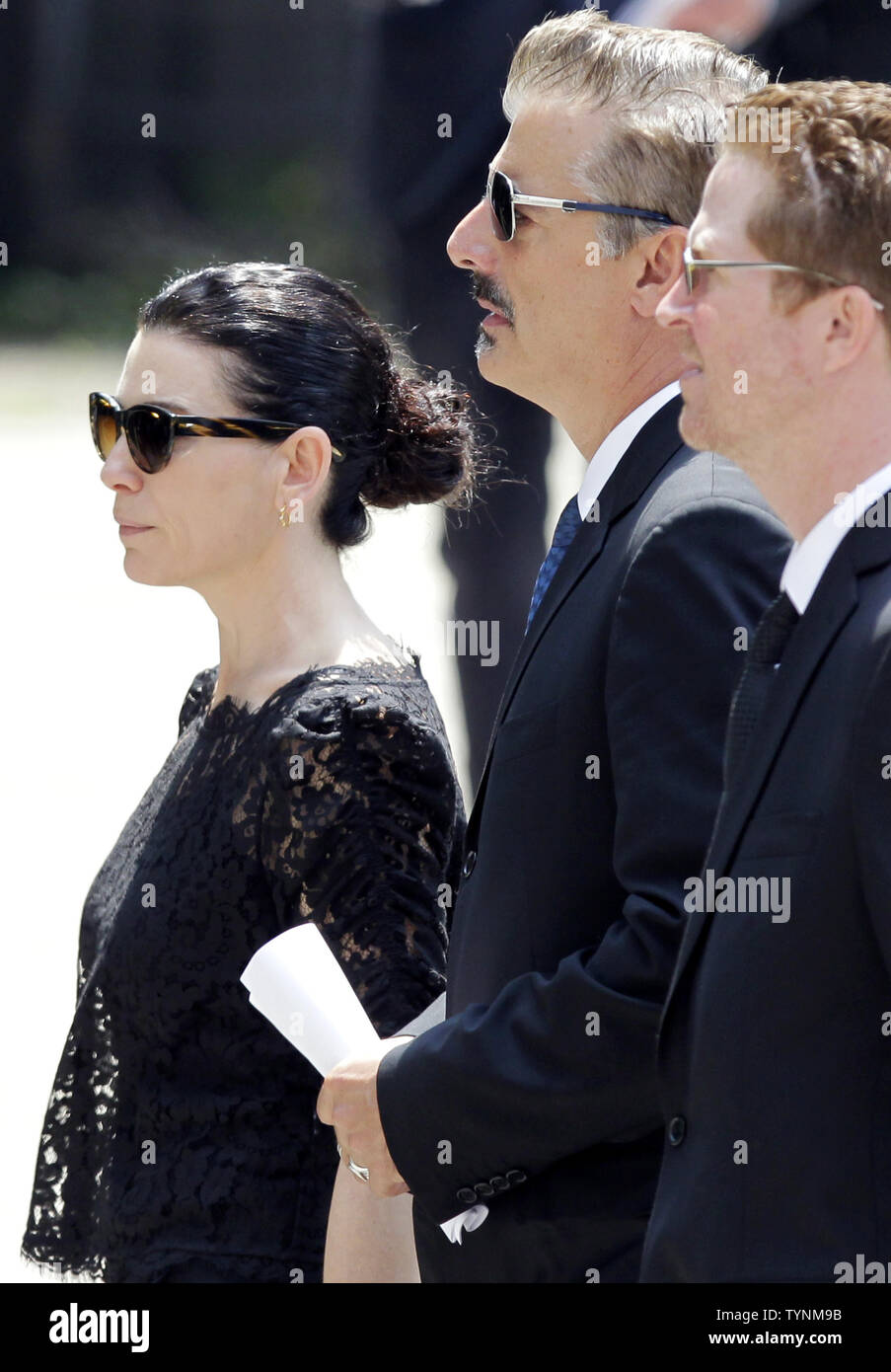 Juliana Margulies (L) und Chris Noth Ausfahrt nach dem Begräbnis für Schauspieler James Gandolfini in der Kathedrale von Saint John die Devine in New York City am 27. Juni 2013. Gandolfini stieg auf Ruhm als Gangsterboss Tony Soprano an der HBO-Serie "Die Sopranos". UPI/John angelillo Stockfoto