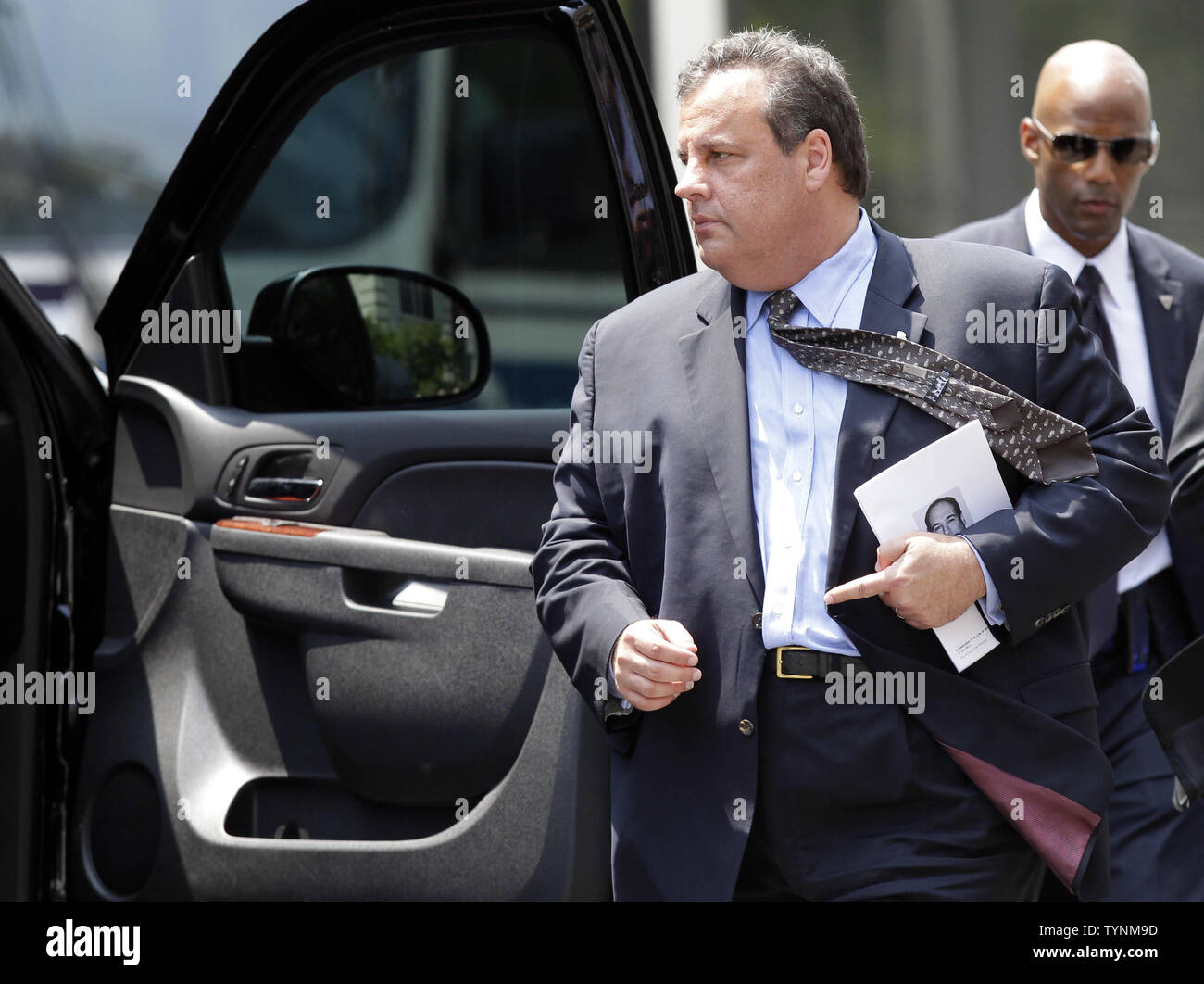 New Jersey Governor Chris Christie geht in seinem Auto nach dem Begräbnis für Schauspieler James Gandolfini in der Kathedrale von Saint John die Devine in New York City am 27. Juni 2013. Gandolfini stieg auf Ruhm als Gangsterboss Tony Soprano an der HBO-Serie "Die Sopranos". UPI/John angelillo Stockfoto