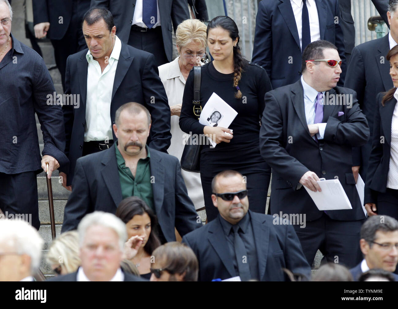 Trauernde verlassen Sie die Beerdigung für Schauspieler James Gandolfini in der Kathedrale von Saint John die Devine in New York City am 27. Juni 2013. Gandolfini stieg auf Ruhm als Gangsterboss Tony Soprano an der HBO-Serie "Die Sopranos". UPI/John angelillo Stockfoto