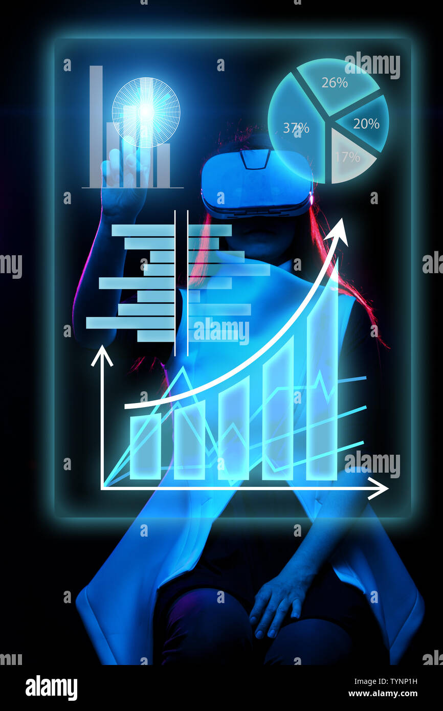 Frau verwendet ein Virtual reality Headset mit Daten in Form von Graphen und Diagrammen zu arbeiten. Stockfoto