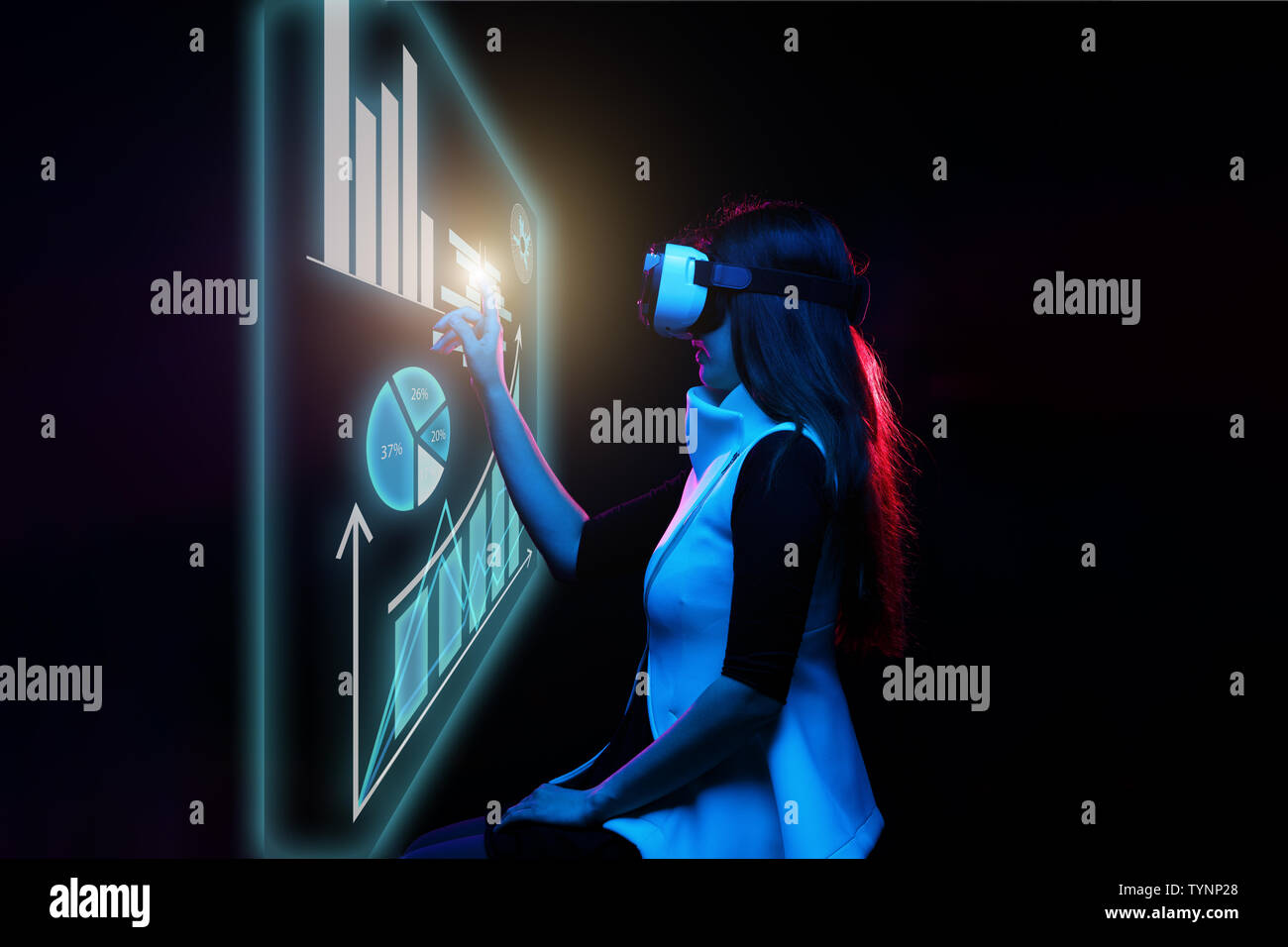 Frau verwendet ein Virtual reality Headset mit Daten in Form von Graphen und Diagrammen zu arbeiten. Stockfoto