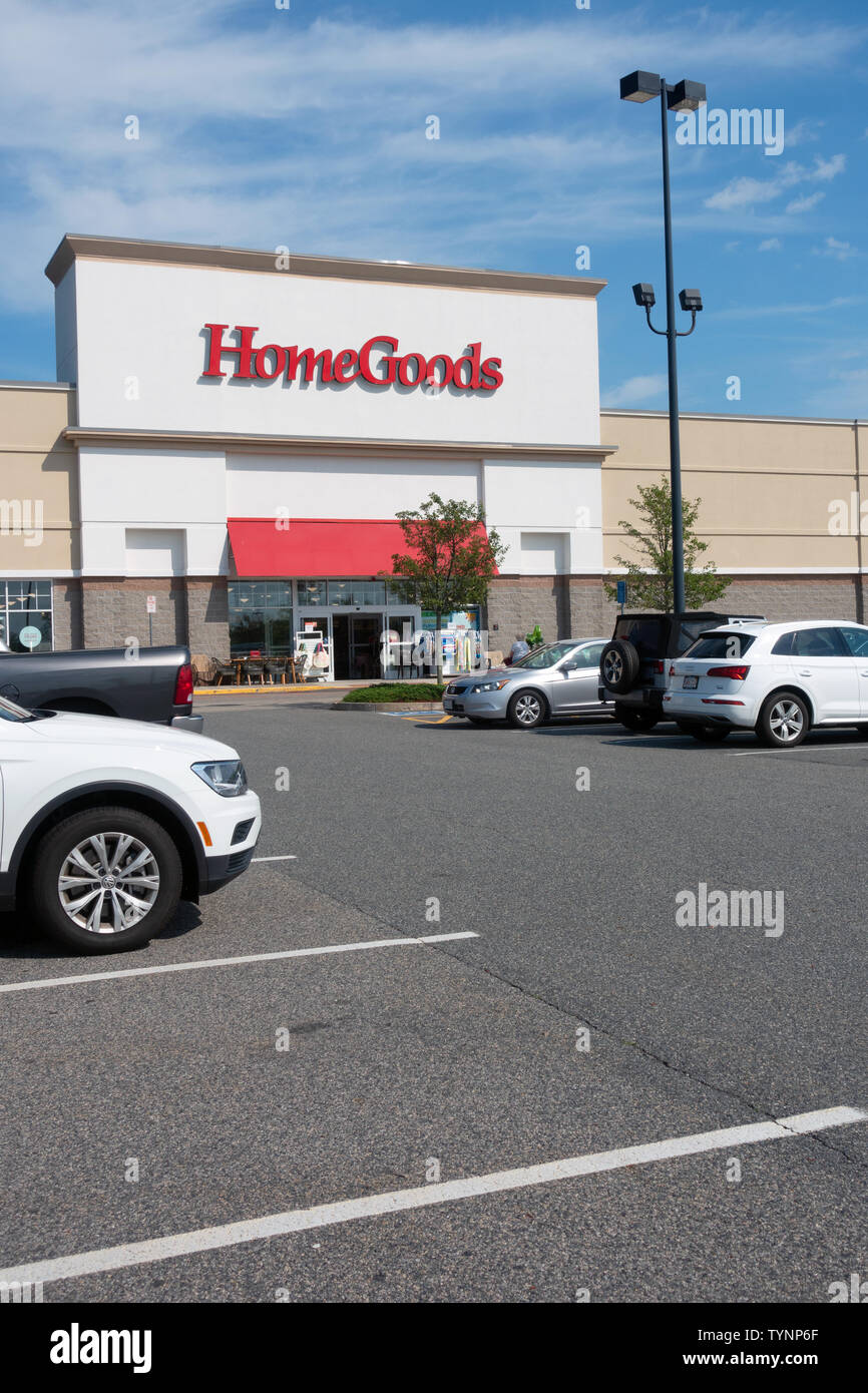 HomeGoods Teil der TJX Unternehmen speichern oder Storefront Äußeres mit Autos auf dem Parkplatz Stockfoto