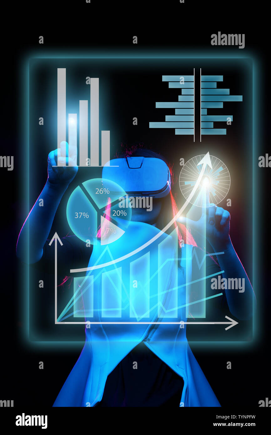 Frau verwendet ein Virtual reality Headset mit Daten in Form von Graphen und Diagrammen zu arbeiten. Stockfoto