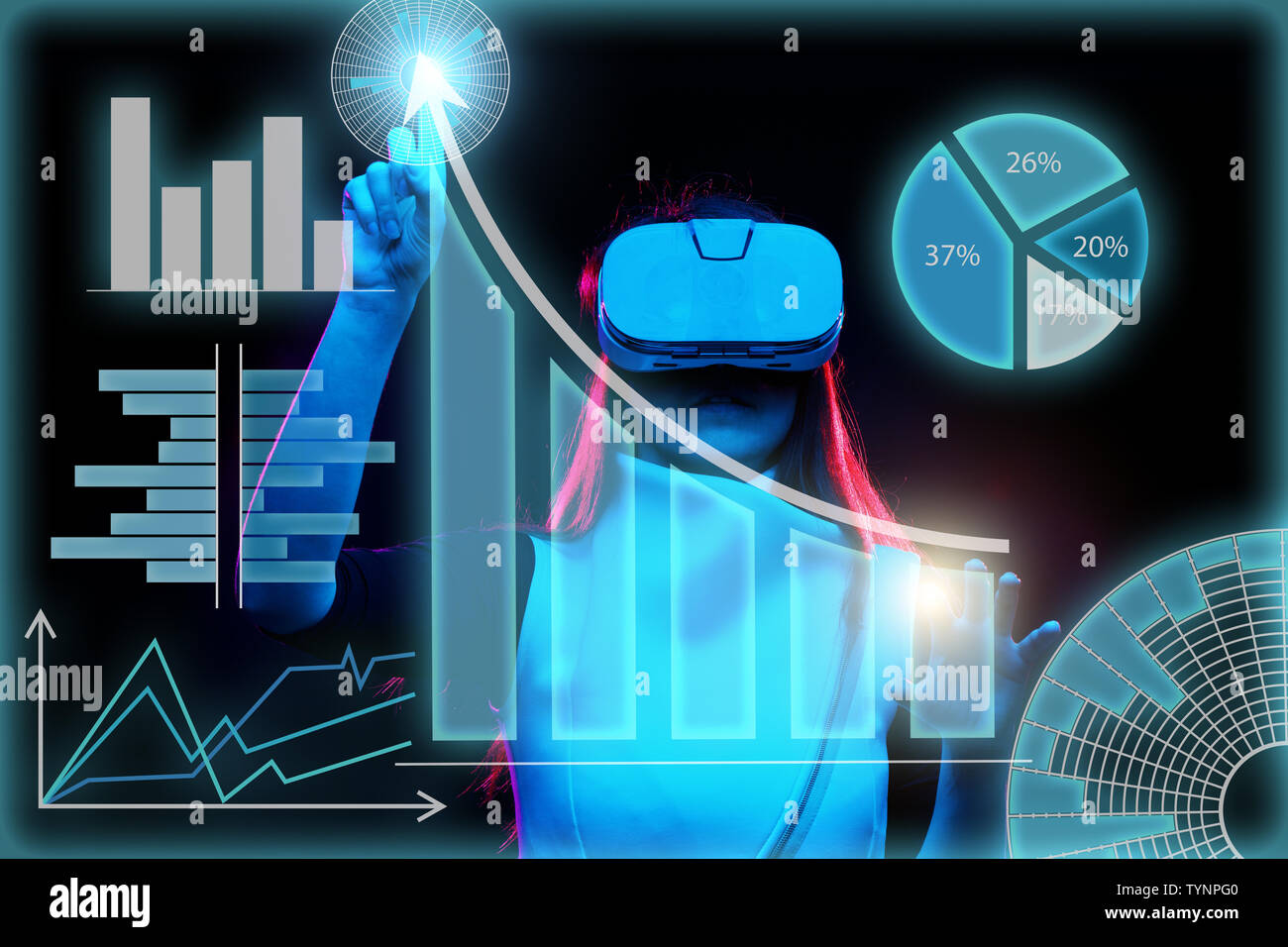 Frau verwendet ein Virtual reality Headset mit Daten in Form von Graphen und Diagrammen zu arbeiten. Stockfoto