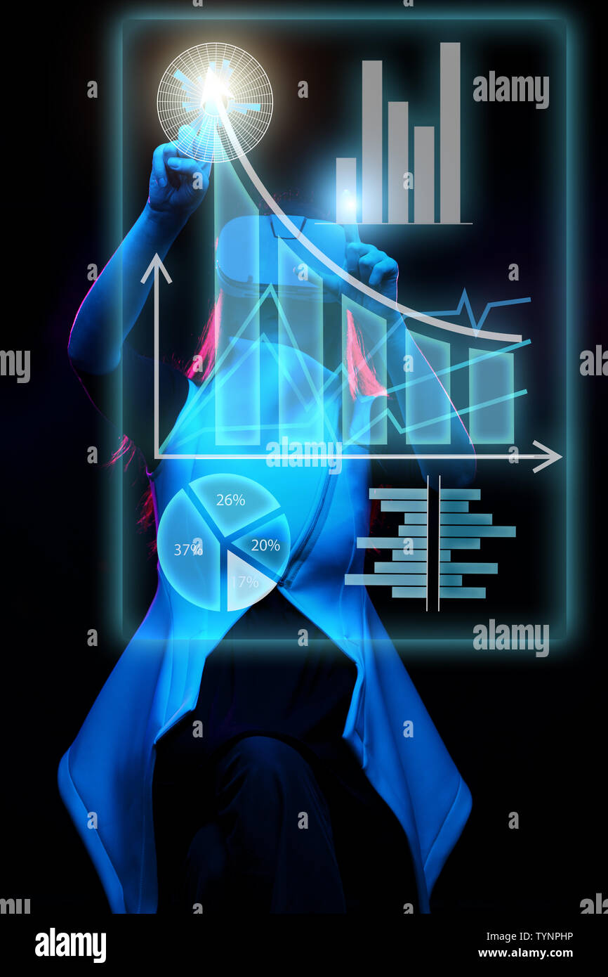 Frau verwendet ein Virtual reality Headset mit Daten in Form von Graphen und Diagrammen zu arbeiten. Stockfoto