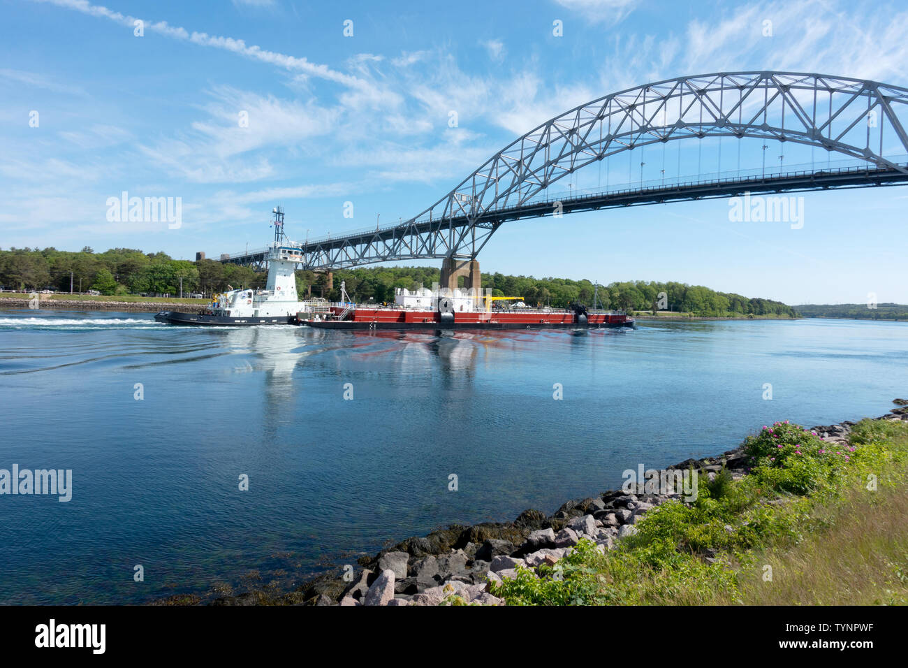 Tugboat Cape Lookout schieben doppelt geschälte Kraftstoff barge DBL 102 durch Cape Cod Canal unter der Bourne Brücke Stockfoto