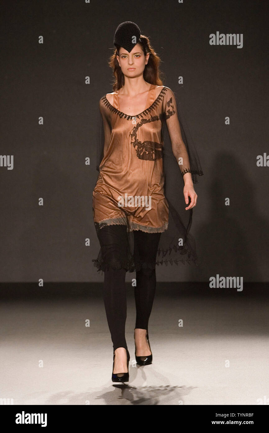 10-15 Februar 2008, London Fashion Week, Sammlung von Steph Aman/Rizvi Millinery Stockfoto