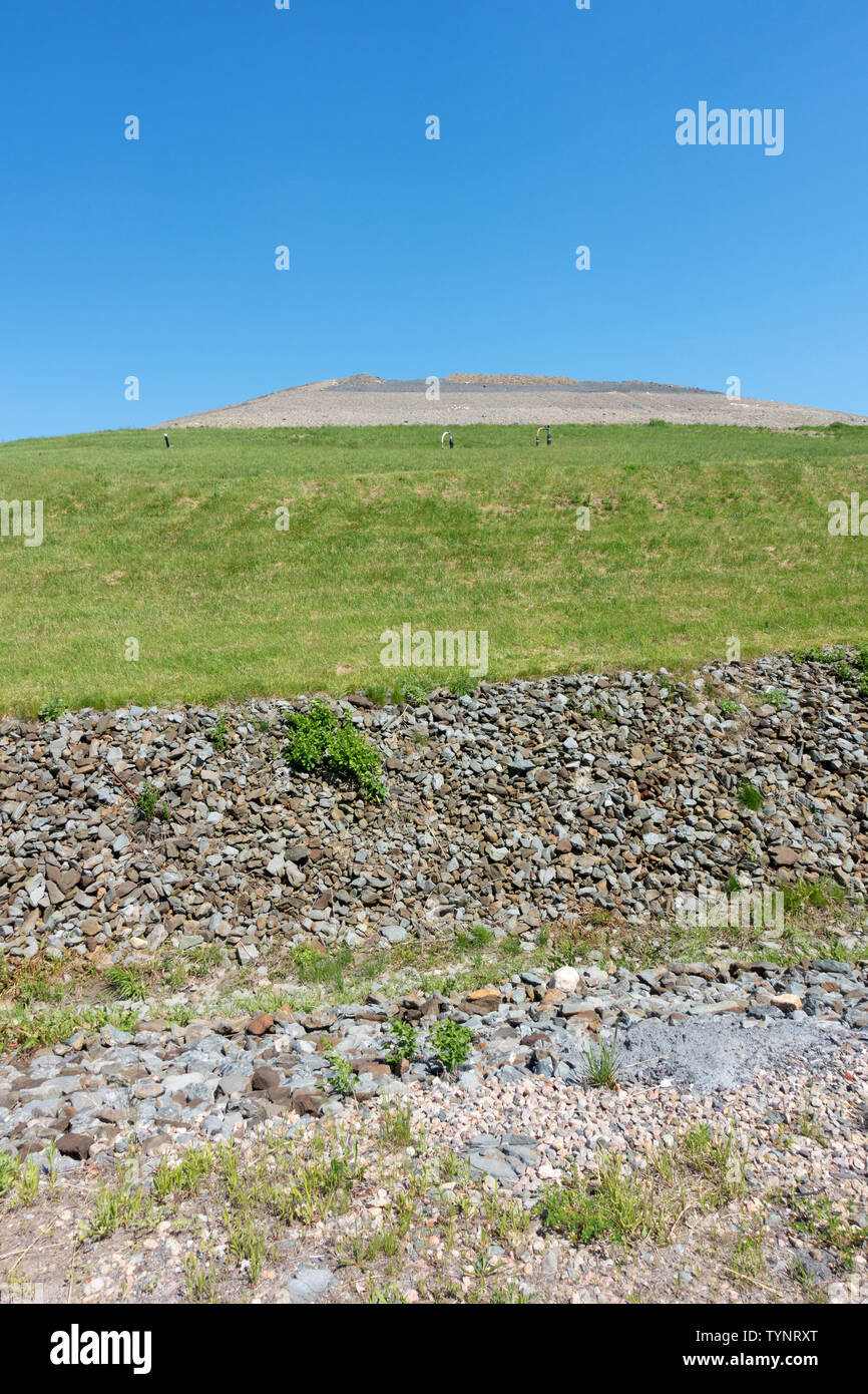 Auf der Suche nach einer Deponie, die mit einer Kappe auf der Oberseite über das Gras an Bourne ISWM, Cape Cod, Massachusetts, USA hinzugefügt wird Stockfoto