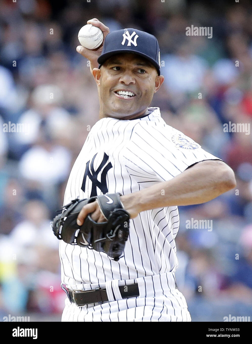 New York Yankees näher Mariano Rivera im neunten Inning wirft gegen die San Francisco Giants im Yankee Stadium in New York City am 22. September 2013. Rivera's Hall of Fame Karriere ist zu Ende, wenn die Yankees' Saison tut, und jeder Jetzt sparen könnte sein letztes sein. UPI//John angelillo Stockfoto