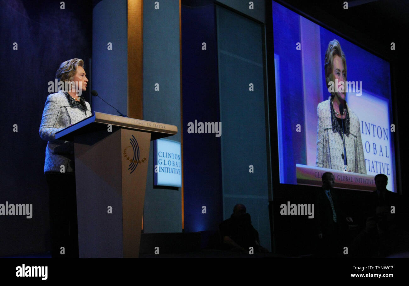 Ehemalige Außenministerin Hillary Clinton spricht an der 2013 Clinton Global Initiative Jahrestagung im Sheraton Hotel am September 25, 2013 in New York City. Die jährliche Veranstaltung bündelt die weltweiten Führer, die auf Strategien arbeiten, globale Probleme wie Armut und soziale Ungerechtigkeiten zu lösen. UPI/Monika Graff Stockfoto