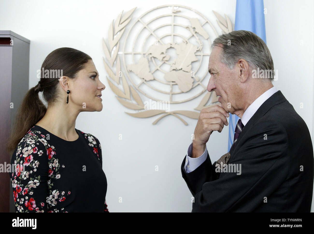 Kronprinzessin Victoria von Schweden steht mit Vereinten Nationen Stellvertretender Generalsekretär Jan Eliasson, wenn sie den Vereinten Nationen in New York City am 4. Oktober 2013. UPI/John angelillo Stockfoto