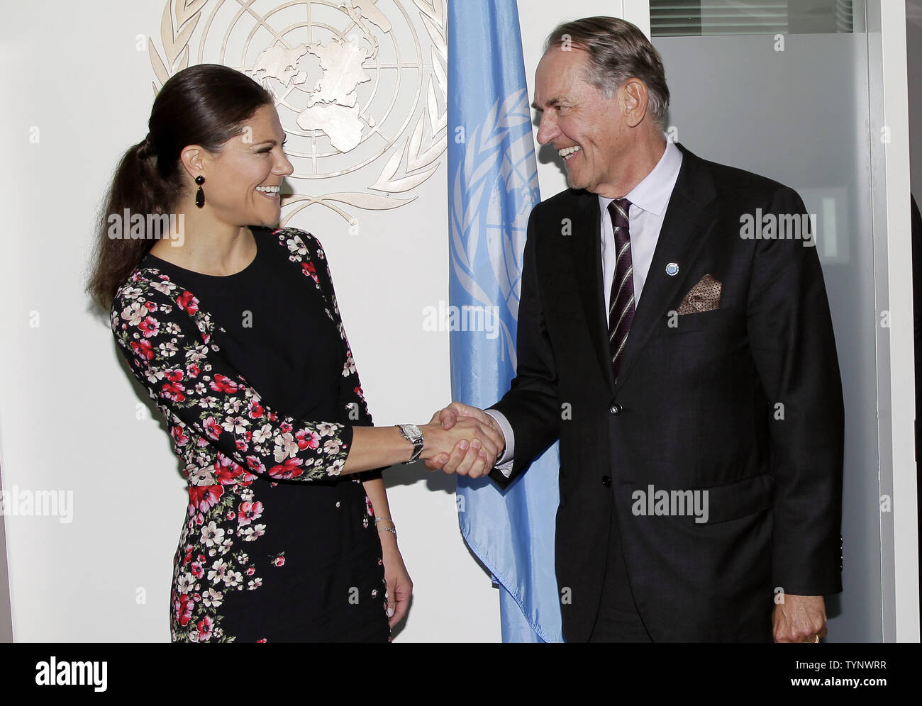 Kronprinzessin Victoria von Schweden schüttelt Hände mit Vereinten Nationen Stellvertretender Generalsekretär Jan Eliasson, wenn sie den Vereinten Nationen in New York City am 4. Oktober 2013. UPI/John angelillo Stockfoto