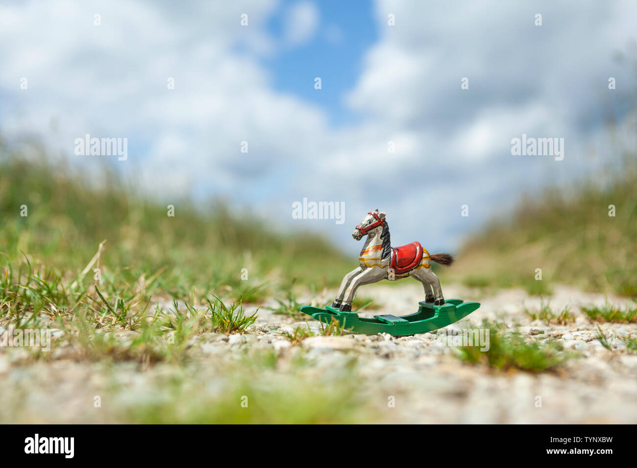 Antike Schaukelpferd auf einem Kies Boden Stockfoto