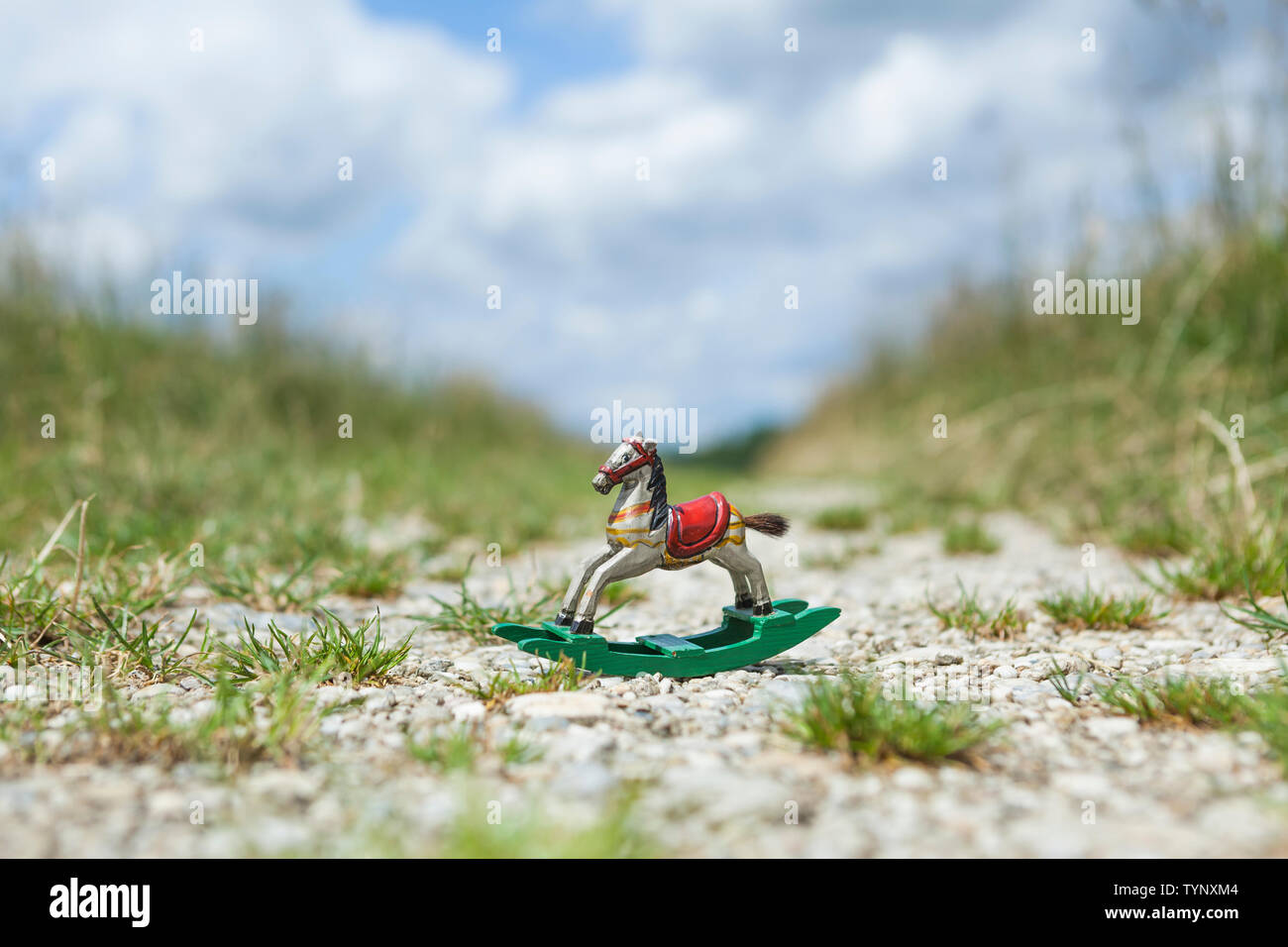 Antike Schaukelpferd auf einem Kies Boden Stockfoto