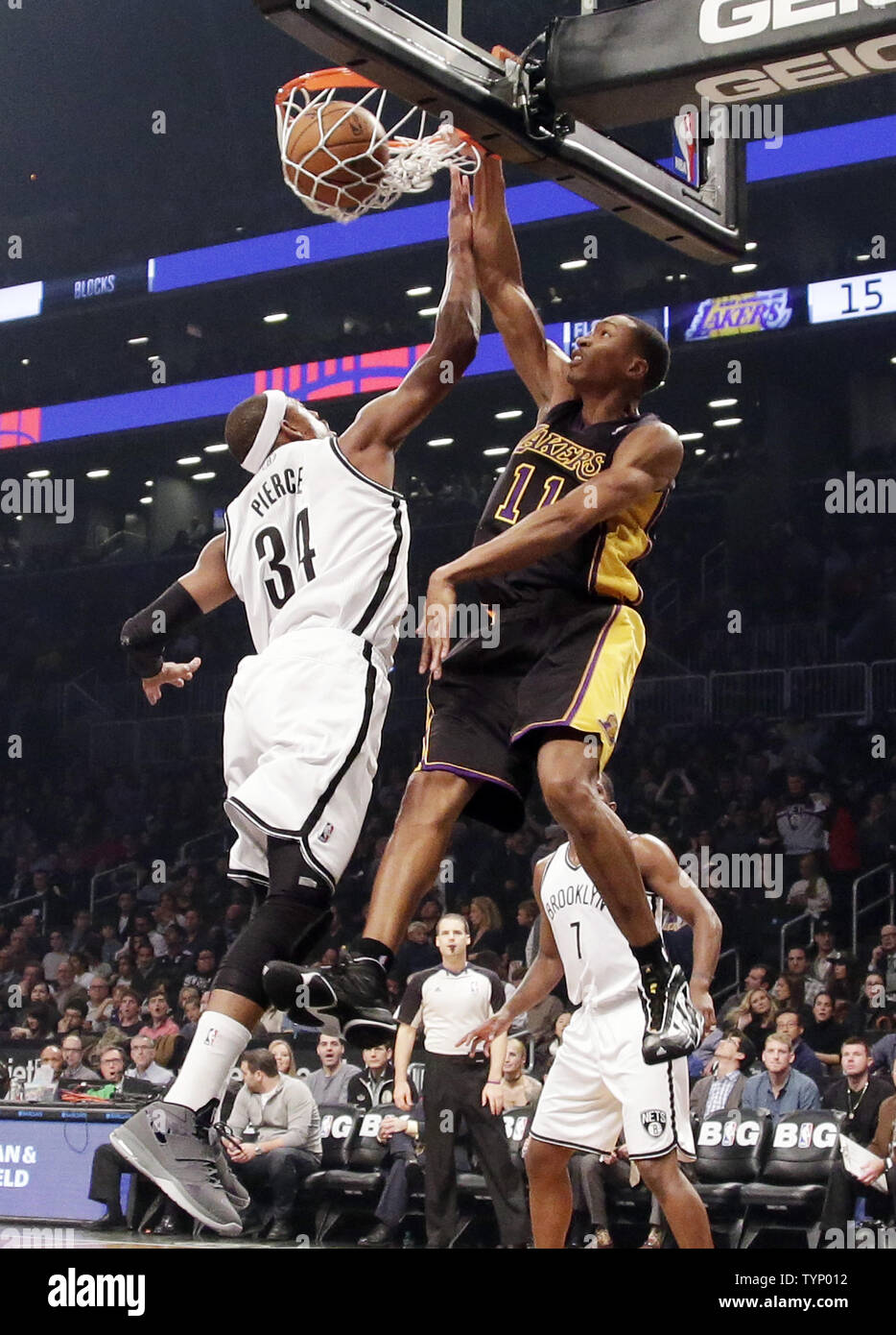 Los Angeles Lakers Wesley Johnson dunks die Kugel über Brooklyn Nets Paul Pierce in der ersten Hälfte bei Barclays Center in New York City am 27. November 2013. UPI/John angelillo Stockfoto