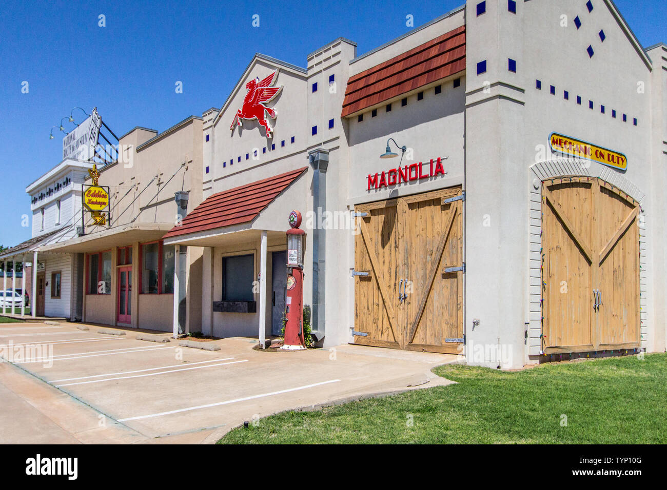 Elk City, Oklahoma, USA - Historische Mobil Gas Station Fassade in der Innenstadt von Elk City entlang der historischen Route 66 in Oklahoma, USA. Stockfoto