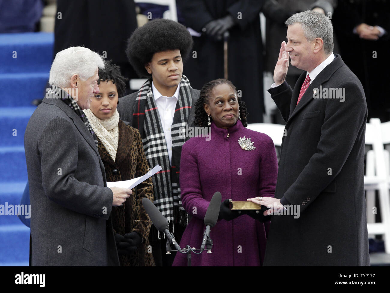 New York City's 109 Bürgermeister Bill De Blasio ist vereidigt In der ehemalige Präsident Bill Clinton als seine Familie Chiara De Blasio, Dante De Blasio und Frau Chirlane McCray stand mit ihm bei der Einweihung Zeremonien für Bürgermeister-Präsidenten Bill De Blasio im Rathaus in New York City am 1. Januar 2014. Bürgermeister De Blasio wurde mit der Bibel einmal im Besitz von Präsident Franklin Delano Roosevelt f olgende 12 Jahre des Michael Bloomberg Verwaltung vereidigt. UPI/John angelillo Stockfoto