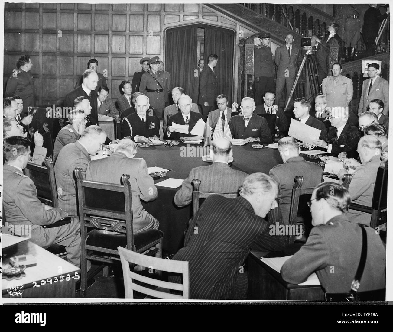 Blick auf den Konferenzraum bei der Eröffnung der Sitzung des dritten Tag der Potsdamer Konferenz in Potsdam, Deutschland. Sowjetische Staatschef Josef Stalin ist auf der linken Seite. Clement Atlee, Mitte, hat an der Rückseite der Kamera gedreht. Präsident Harry S. Truman ist an der Spitze der Tabelle. Der britische Premierminister Winston Churchill ist an der unteren rechten Seite der Tabelle, zurück zur Kamera. Wjatscheslaw Molotow ist auf der rechten Seite von Josef Stalin sitzt. Adm. William Leahy sitzt zwei Links von Präsident Truman, Außenminister James Byrnes ist unmittelbar links von Präsident Truman sitzt. Stockfoto