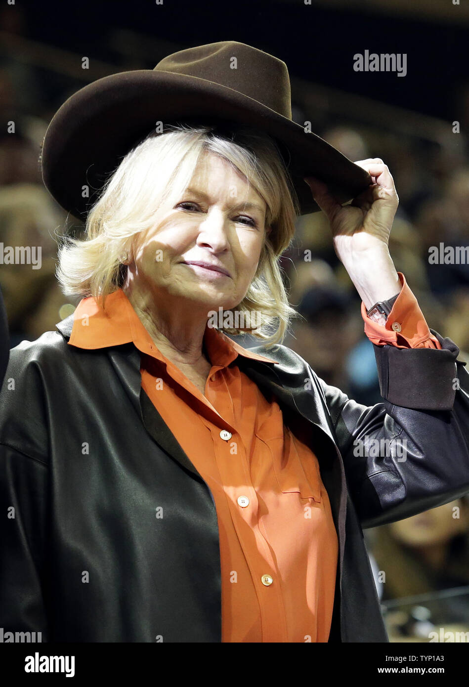 Martha Stewart trägt einen Cowboyhut, als Sie die Professional Bull Riders Monster Energy Einladungs im Madison Square Garden am 5. Januar 2014 in New York City besucht. J.B. Mauney fuhr fort, den Fall zu gewinnen. UPI/John angelillo Stockfoto