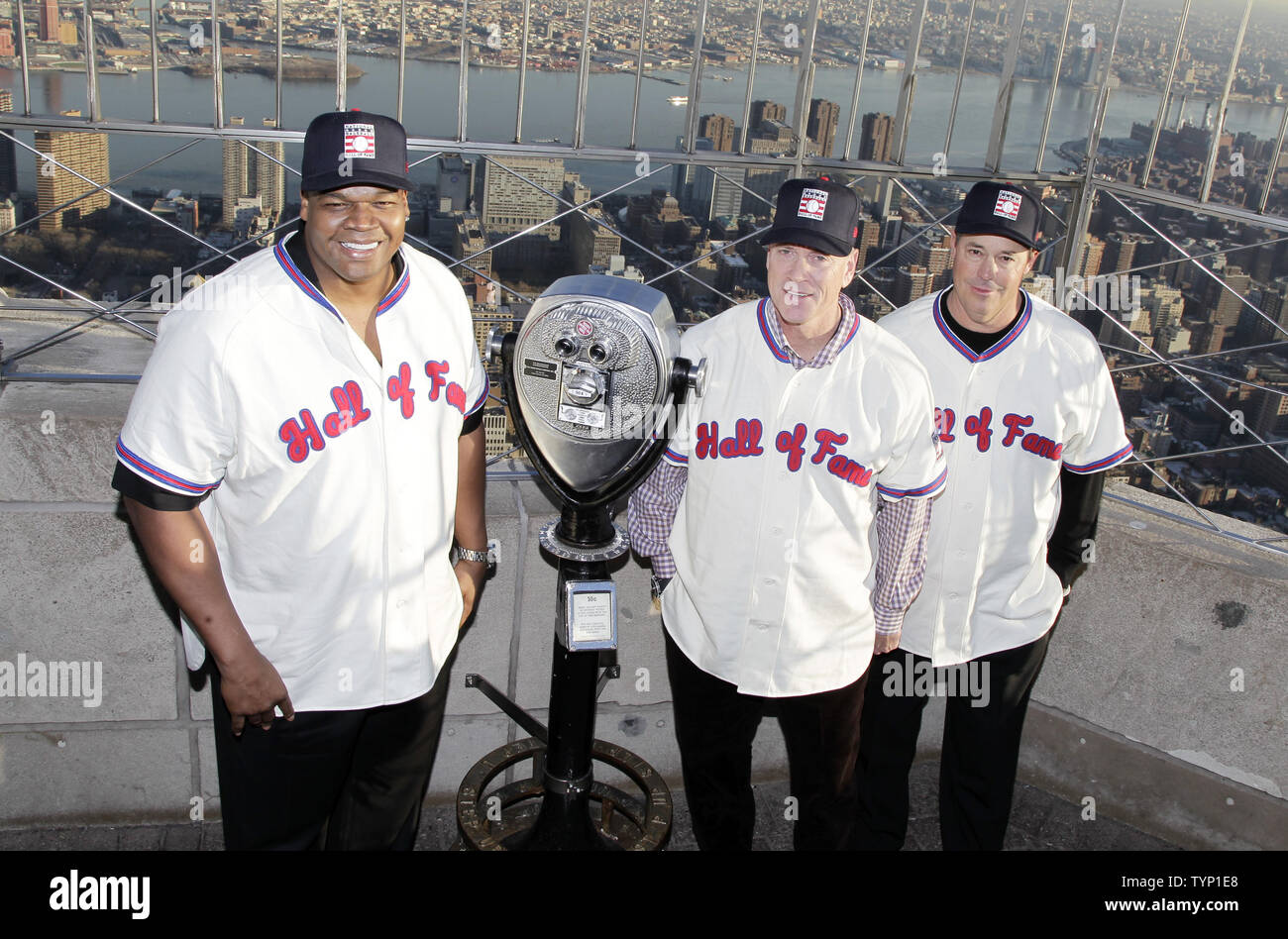 MLB neu gewählten Hall of Fame Spieler Greg Maddux, Tom Glavine und Frank Thomas (R) stehen an der Spitze des Empire State Building in New York City am 9. Januar 2014. Maddux, Glavine und Thomas waren Mittwoch von förderfähigen Schriftsteller der Baseball Writers' Association of America, als Sie das erste Mal auf dem Stimmzettel wurden gewählt. UPI/John angelillo Stockfoto